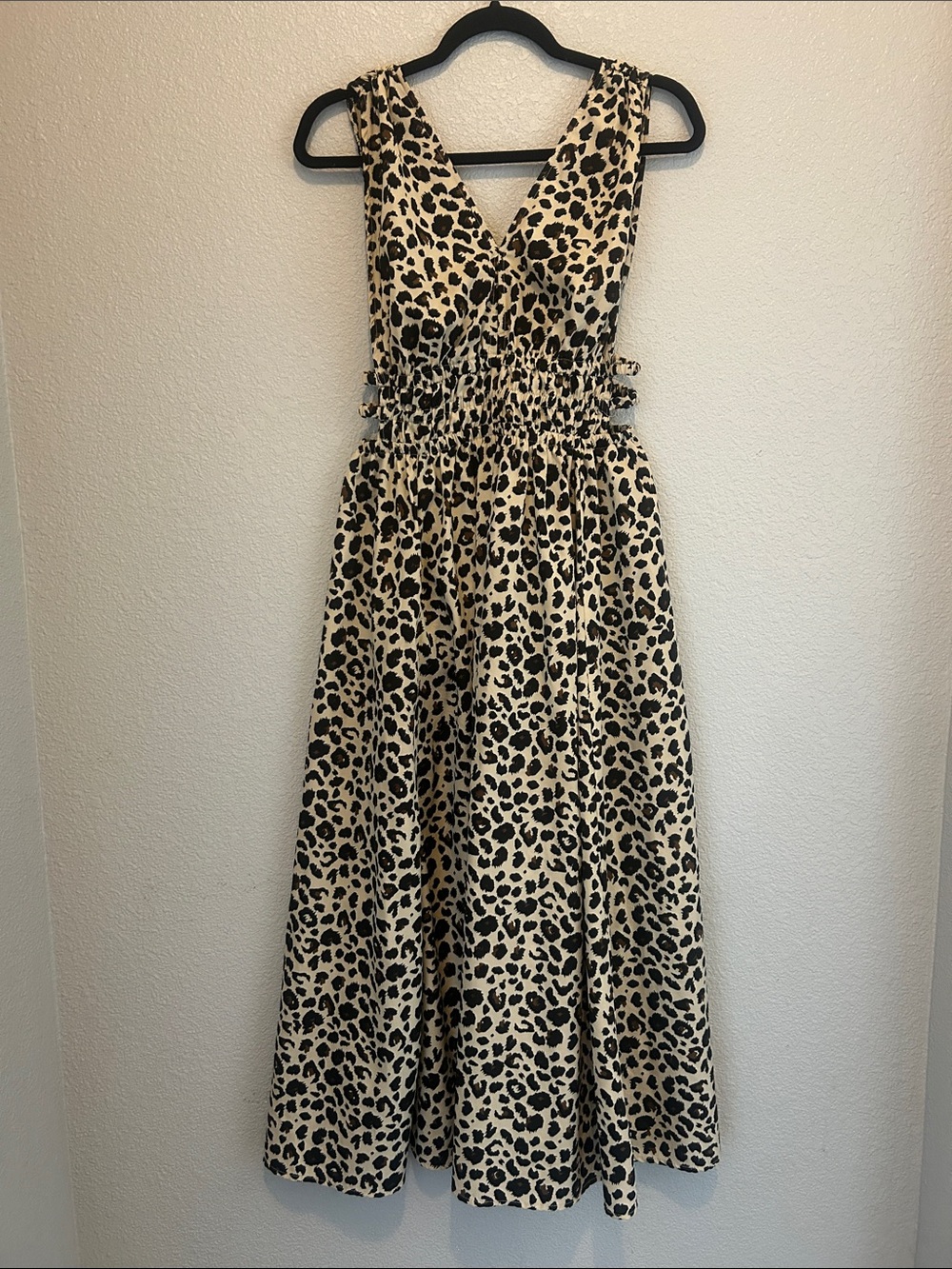 Sleeveless Leopard Print V-Neck Midi Dress - size M/8